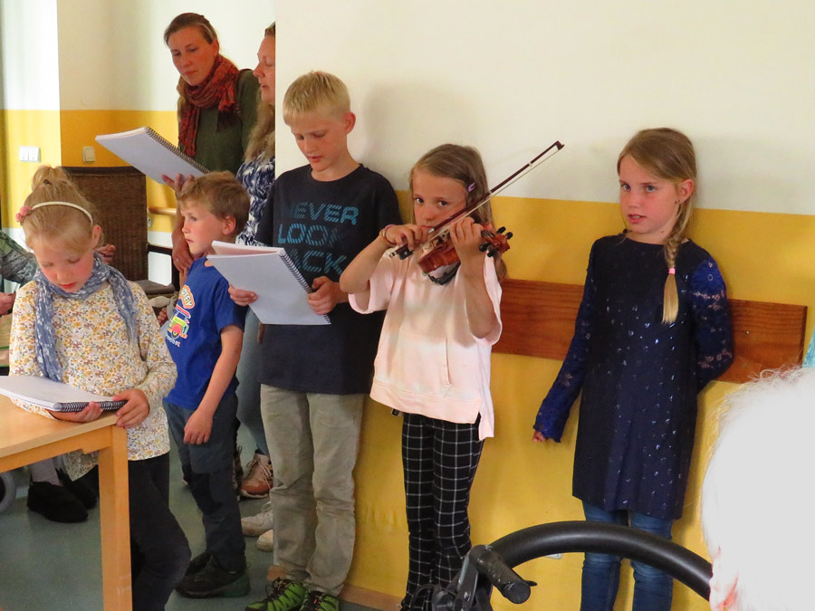 Kindersingen im Seniorenheim